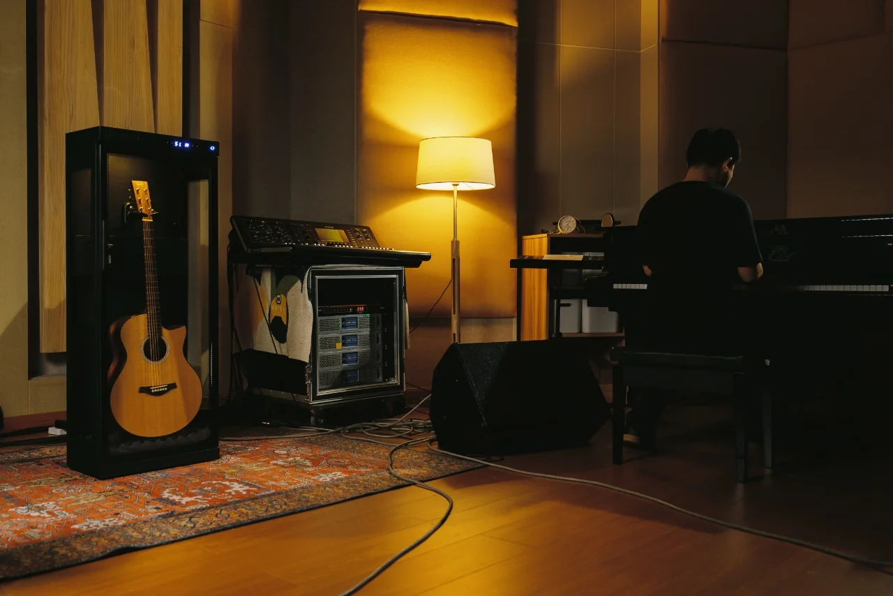 home studio｜調湿キャビネットと演奏する人